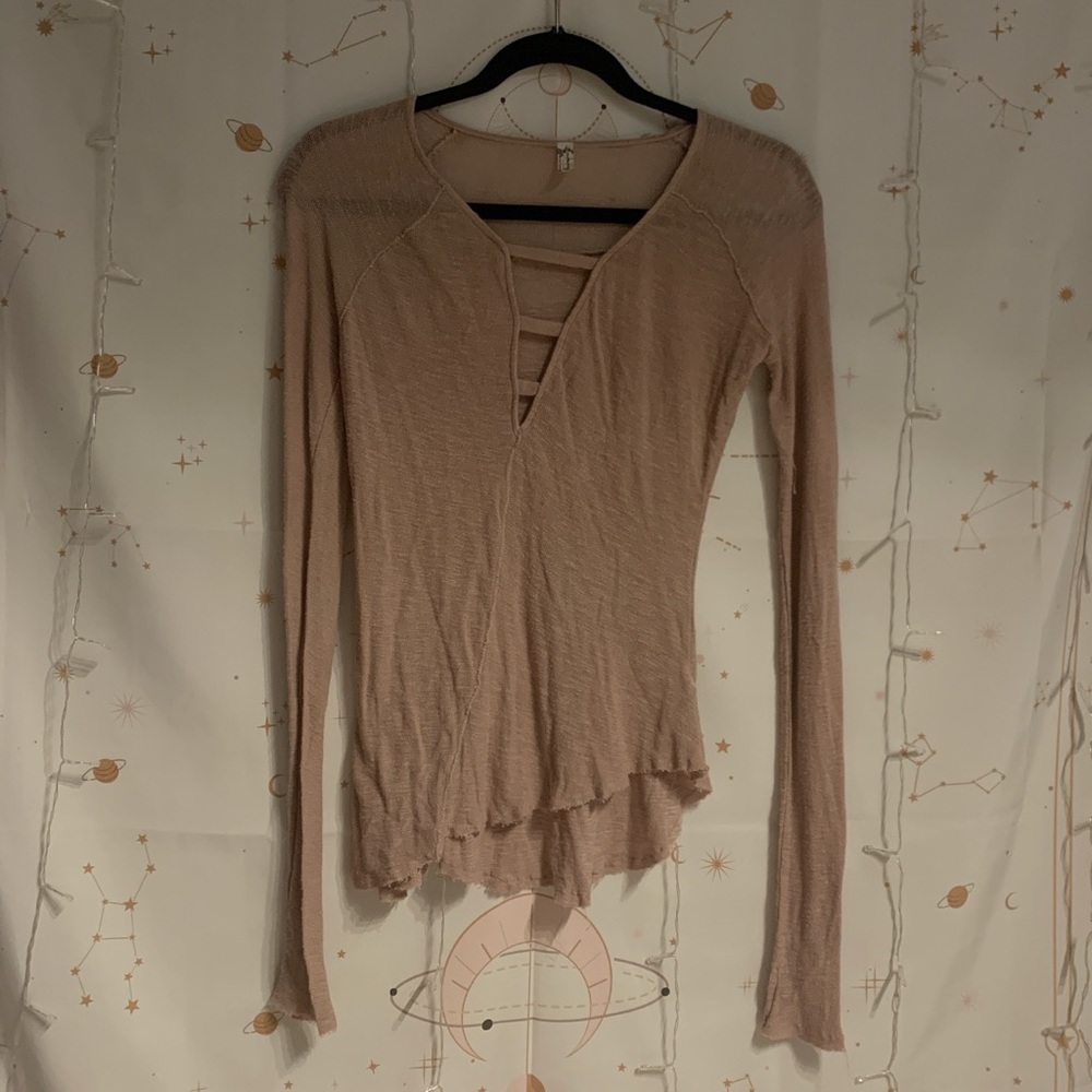 Super cute Free People asymmetrical sheer top🌼